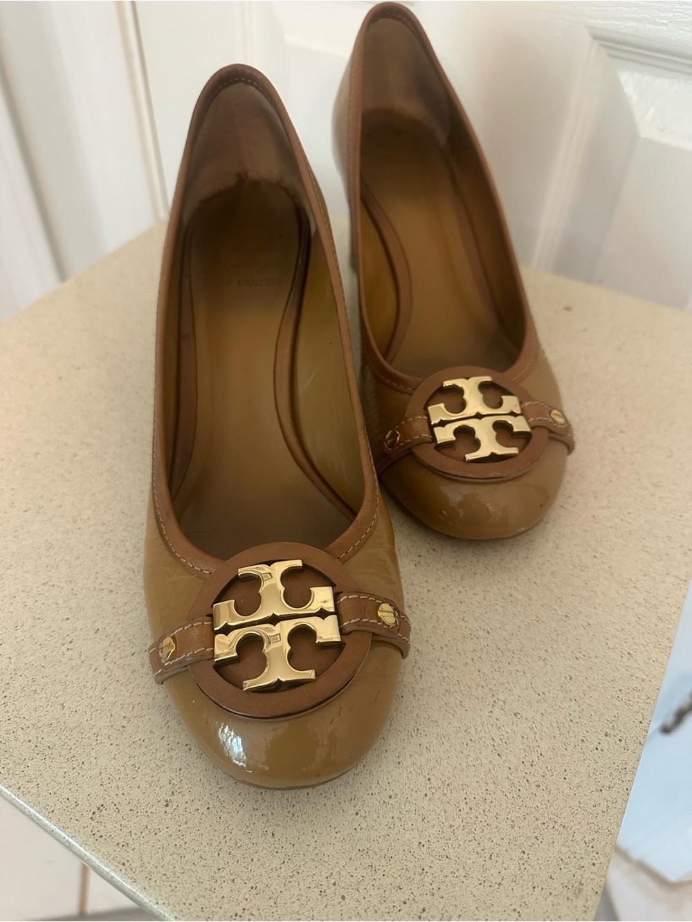 Tory Burch Tan Patent Leather Logo Pumps